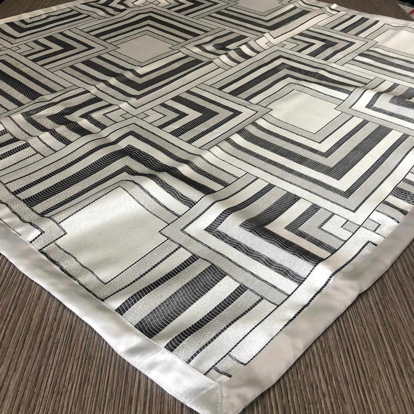 Centrotavola quadrato in raso Nausikaa 90x90 cm 1684