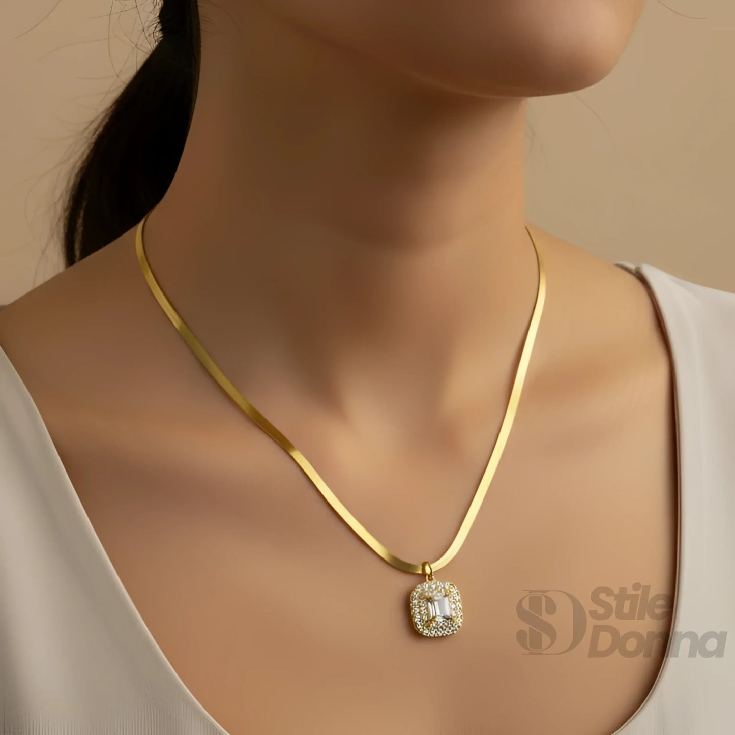 Collana Herringbone Oro con Ciondolo Iniziale e Pietre Scintillanti