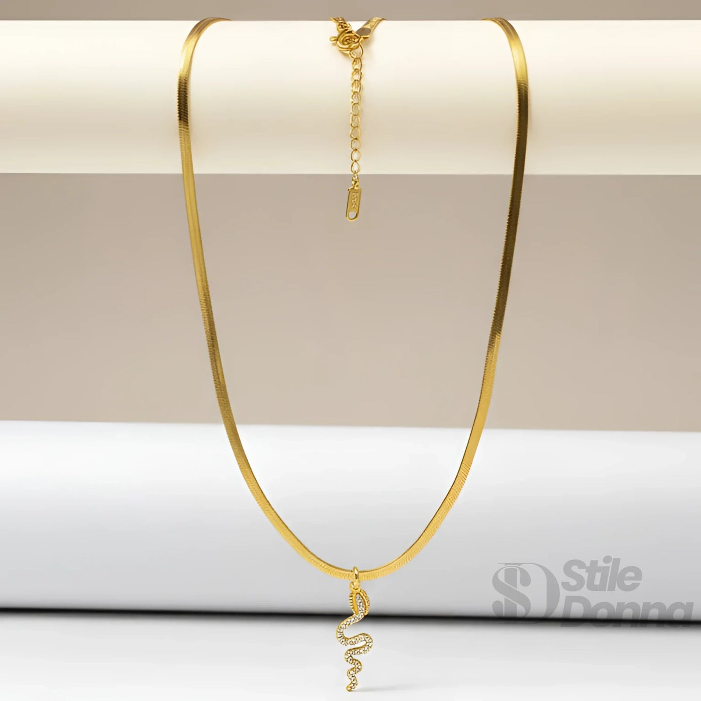 Collana Minimalista con Ciondolo Serpente in Cristallo Argento
