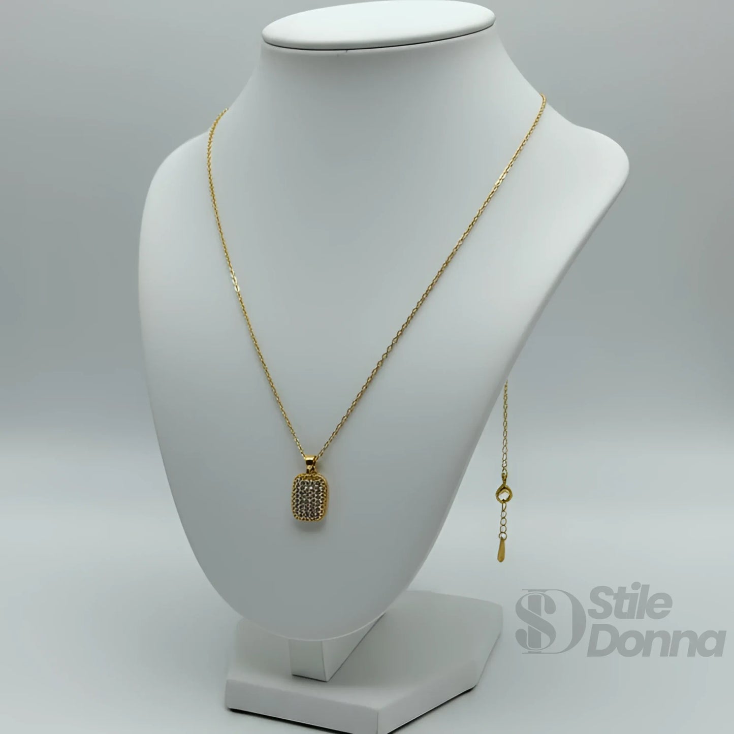 Collana con Pendente Rettangolare Pavé in Oro con Catena Regolabile
