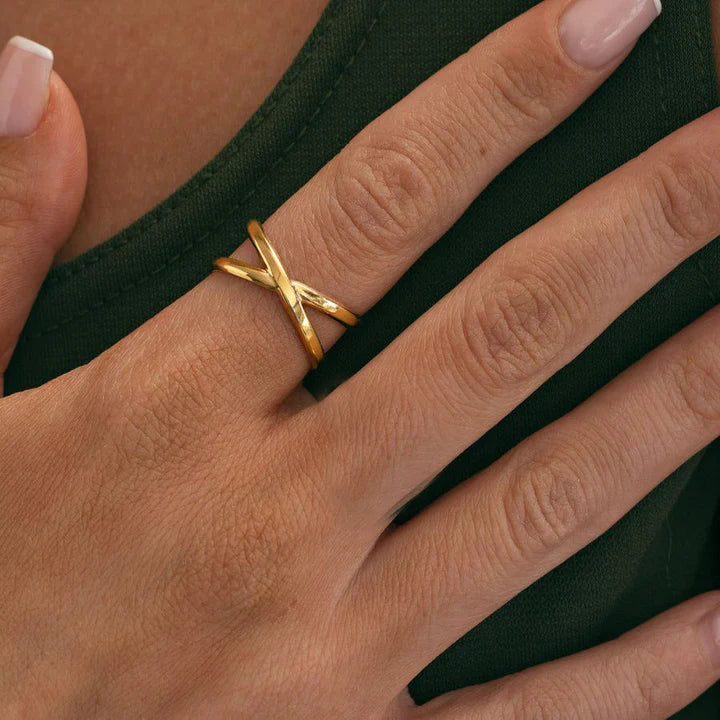 Anello a Forma di Semi Infinito Oro Eterna Eleganza