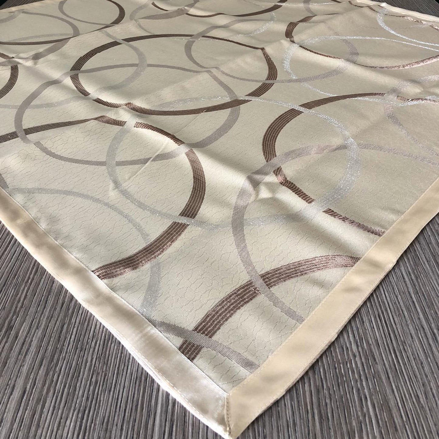 Centrotavola quadrato in raso Nausikaa 90x90 cm 1694