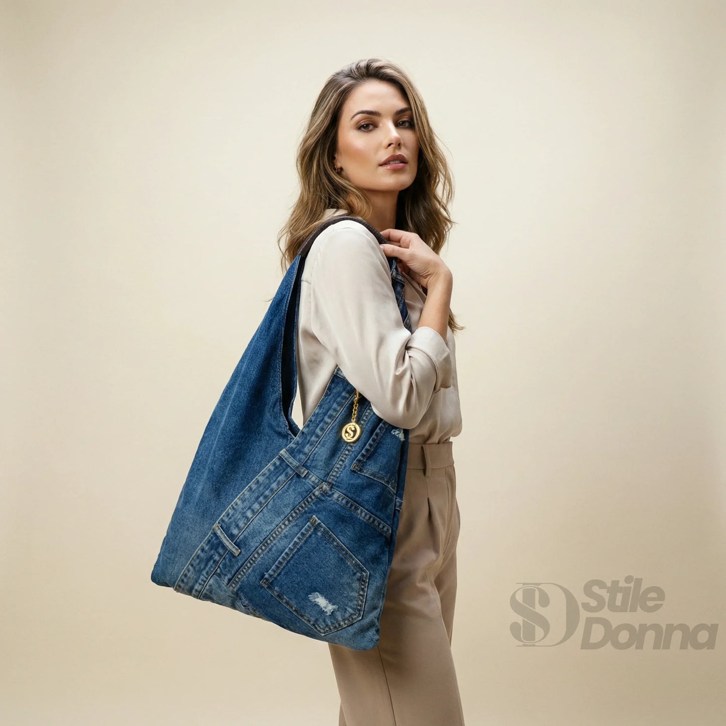 Borsa Hobo Tote in Denim con Stampa Grafica e Dettagli Dorati