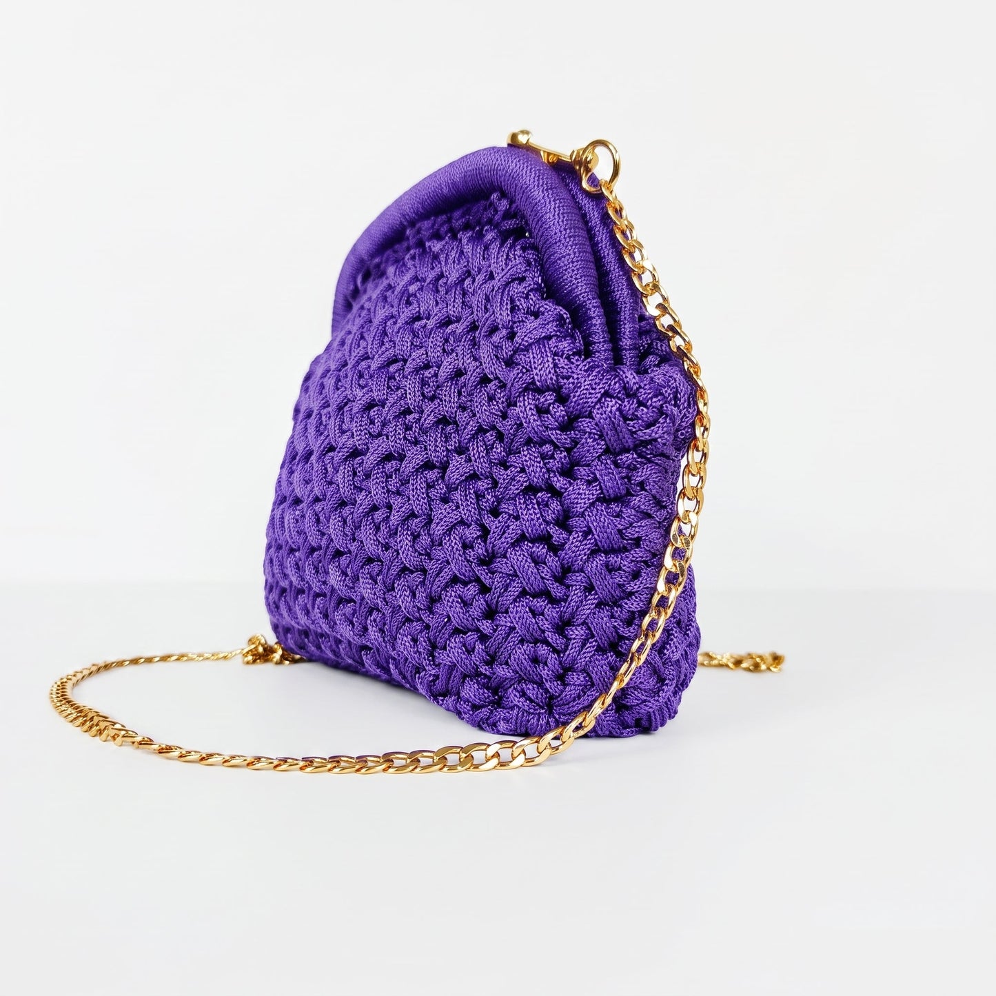 Borsa Fiorella in Crochet con Chiusura a Clip e Catena Dorata – Stile Donna