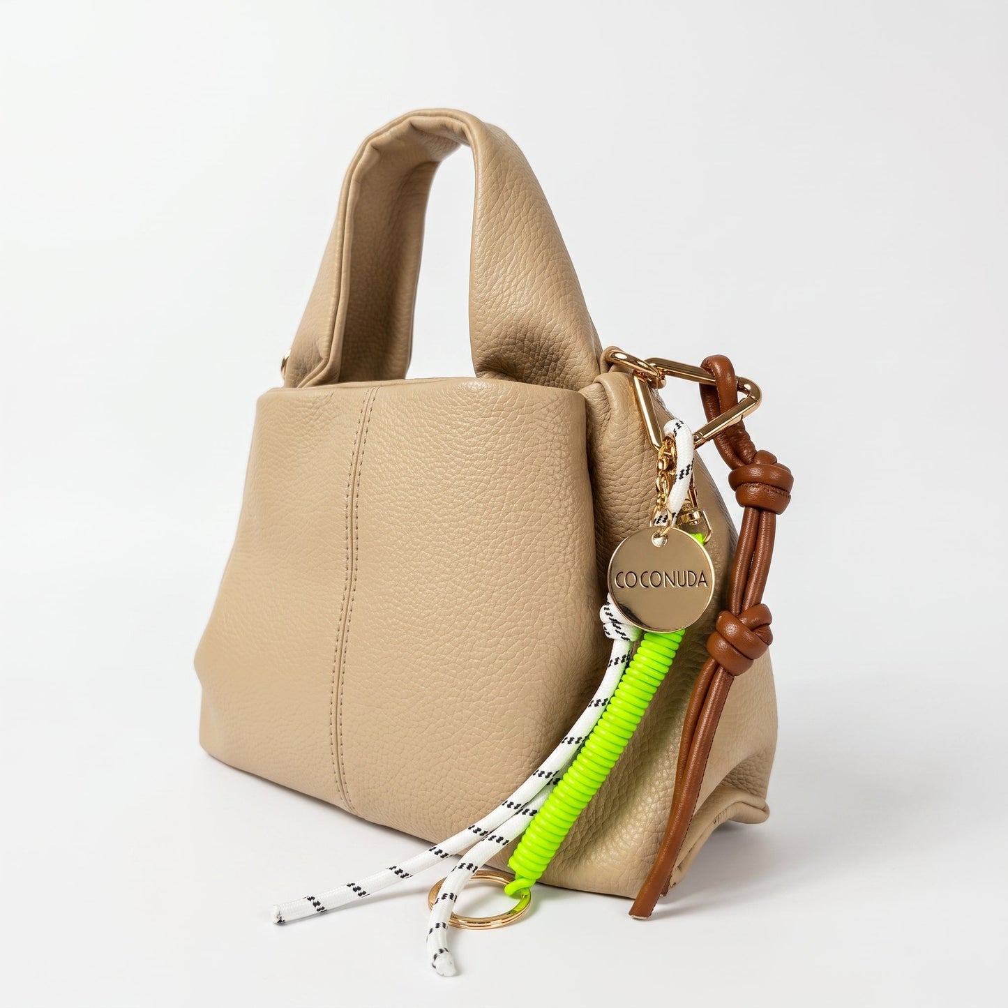 Borsa a Mano Coconuda in Ecopelle Goffrata con Charm Decorativo e Tracolla