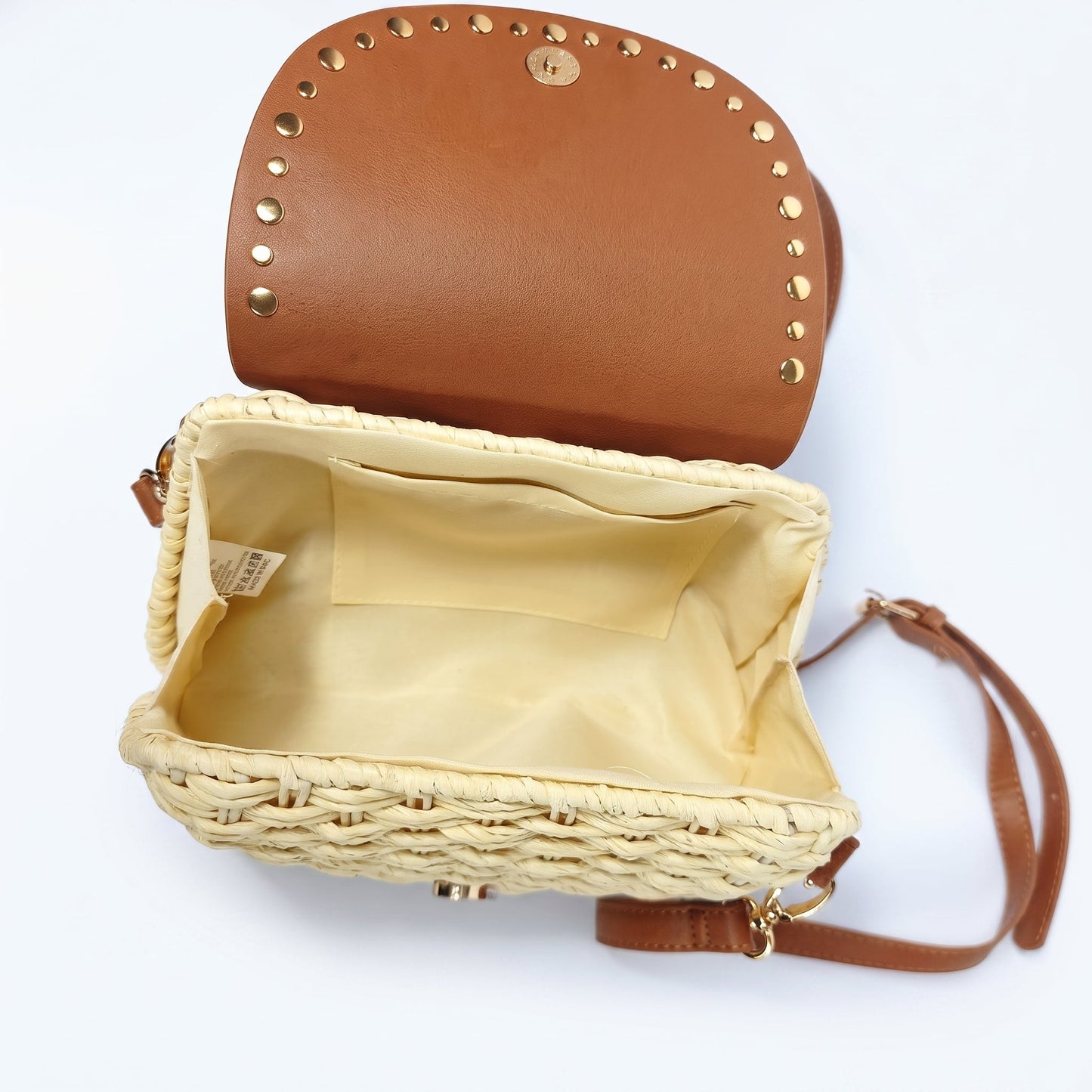 Borsa a Tracolla Stile Donna in Rafia con Patta in Ecopelle e Borchie Dorate