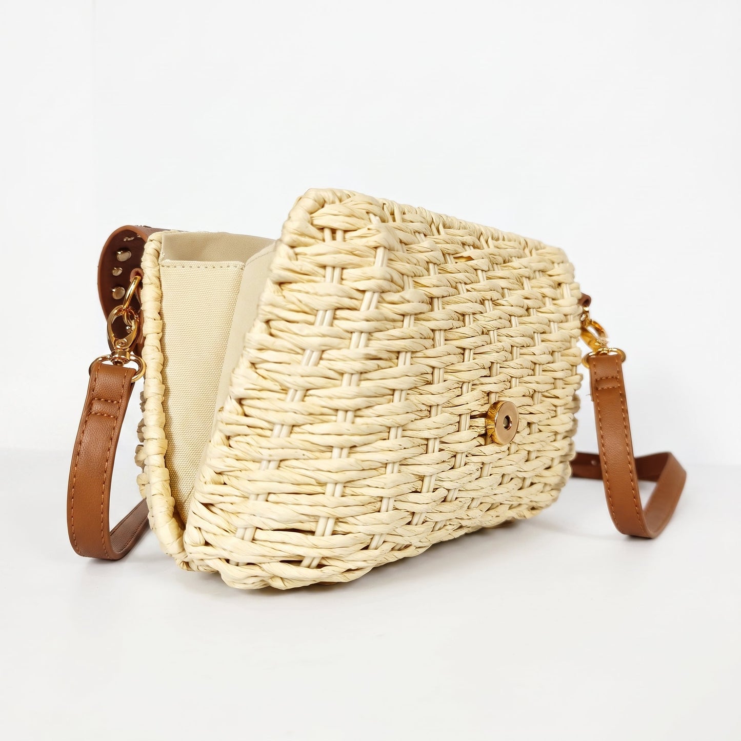 Borsa a Tracolla Stile Donna in Rafia con Patta in Ecopelle e Borchie Dorate