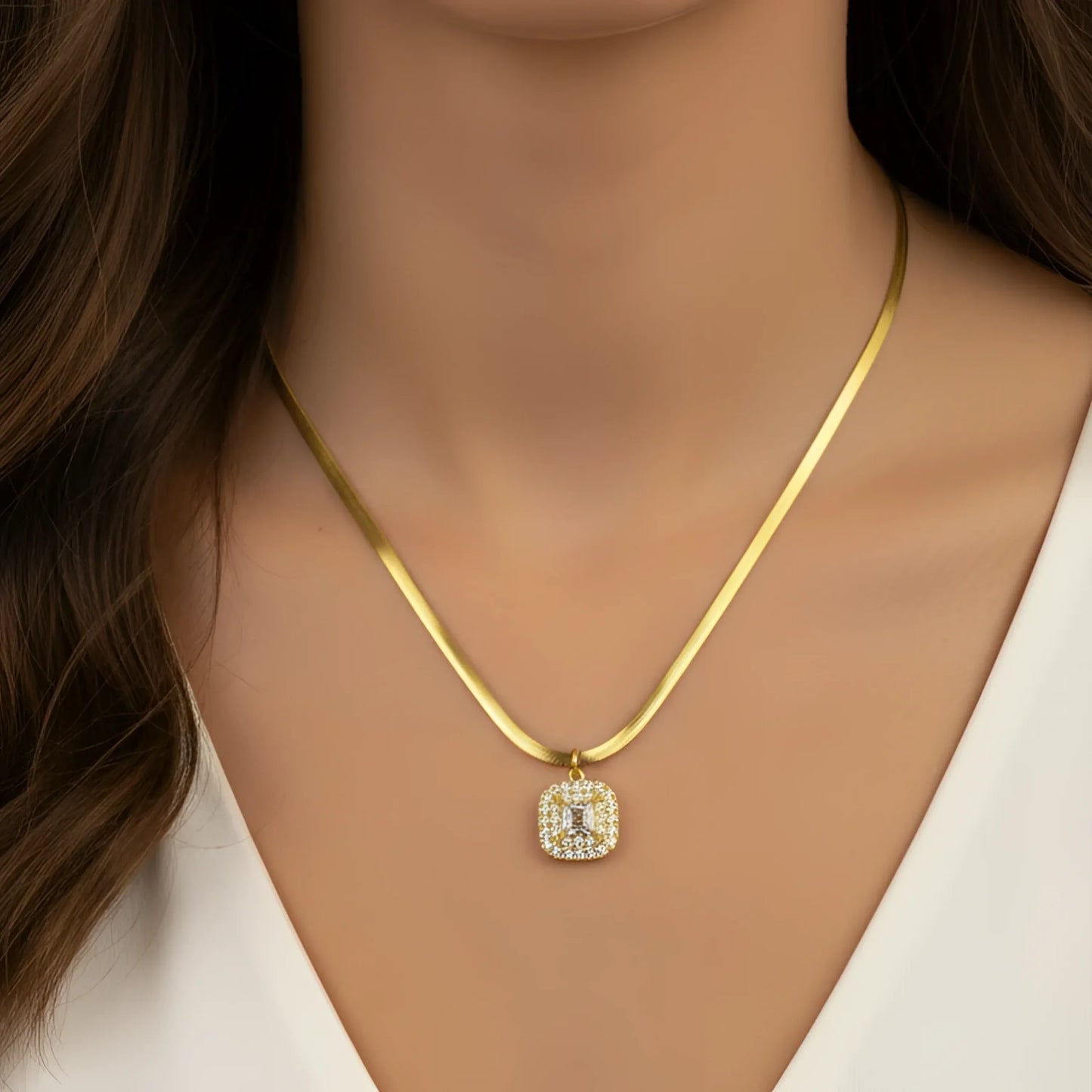 Collana Herringbone Oro con Ciondolo Iniziale e Pietre Scintillanti