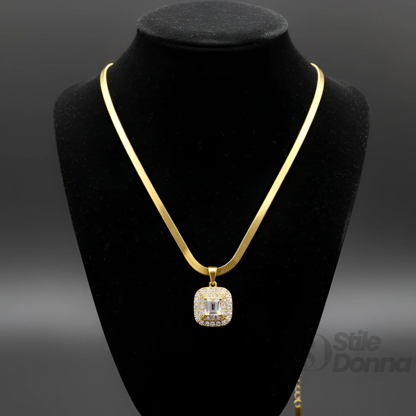 Collana Herringbone Oro con Ciondolo Iniziale e Pietre Scintillanti