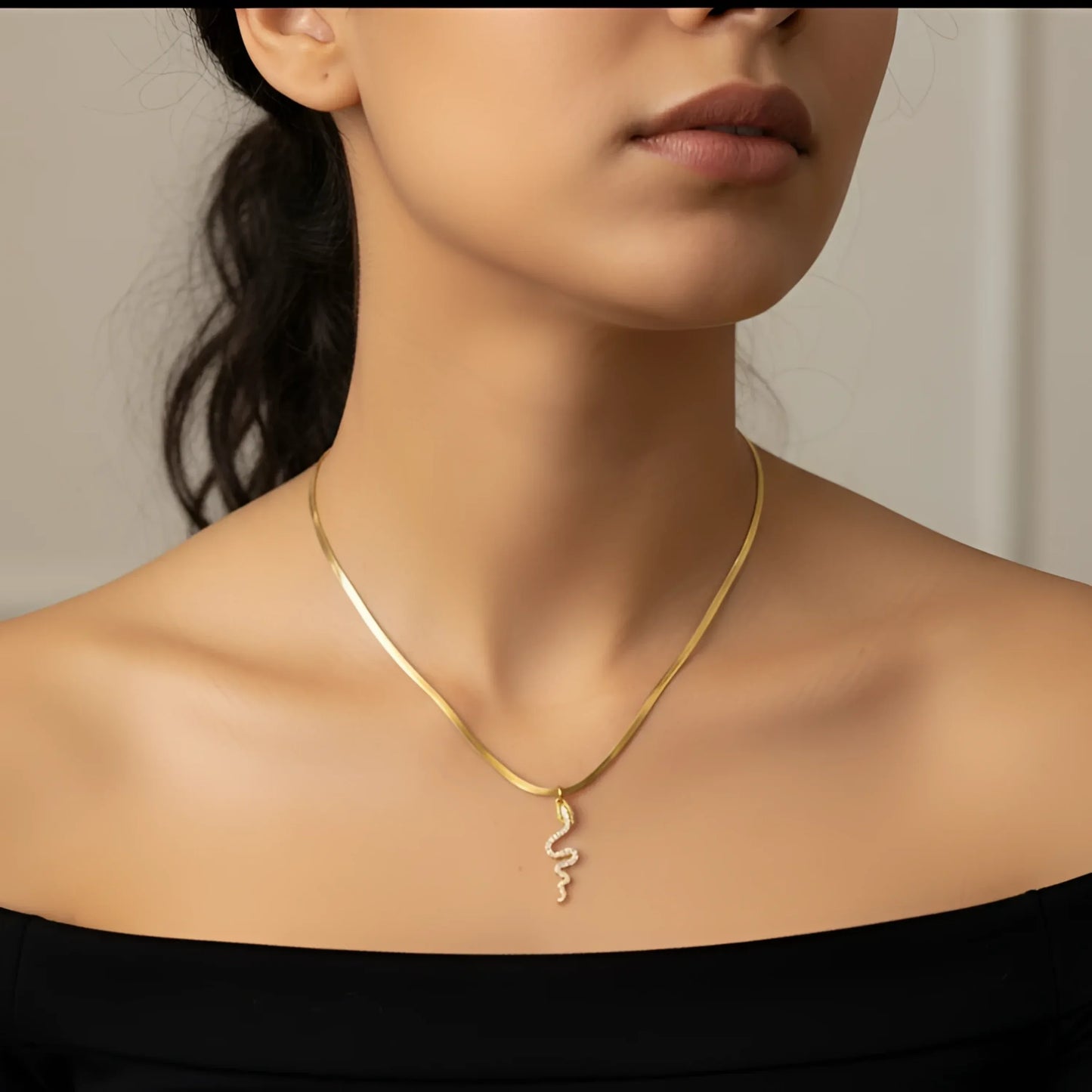 Collana Minimalista con Ciondolo Serpente in Cristallo Argento
