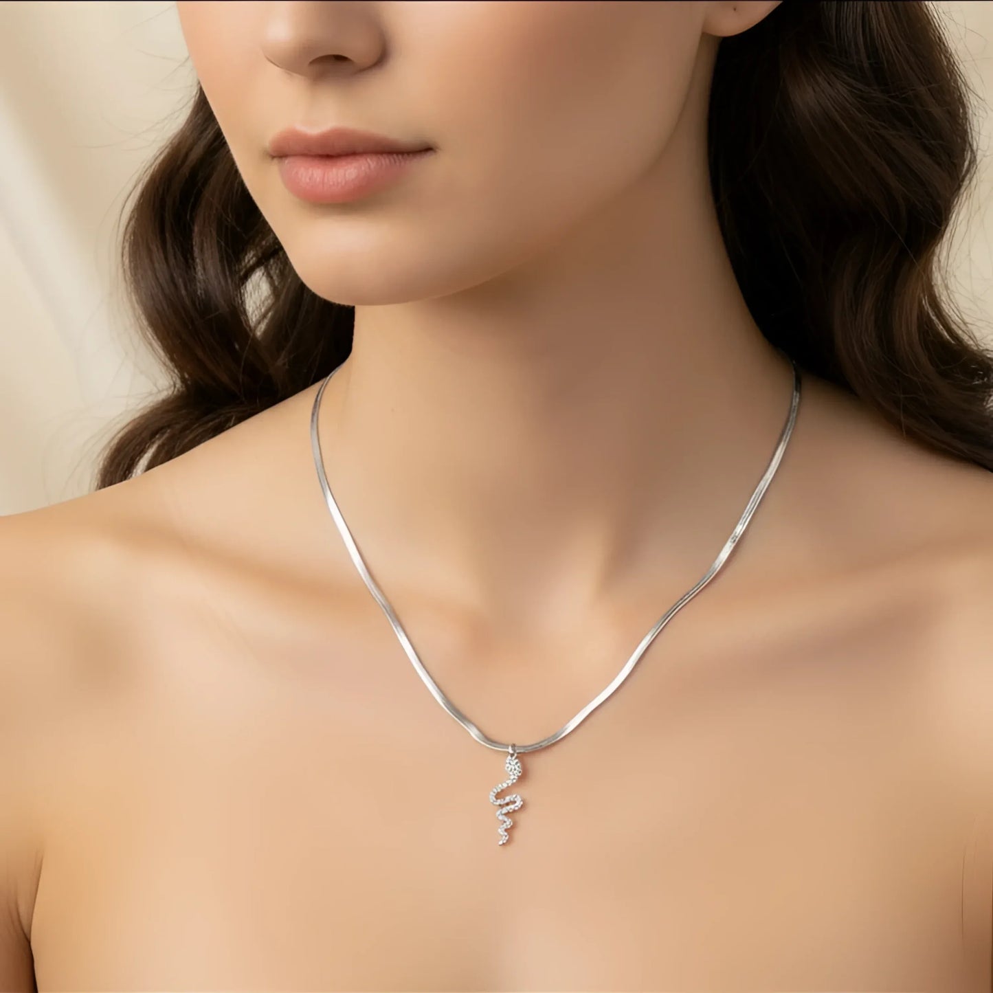 Collana Minimalista con Ciondolo Serpente in Cristallo Argento
