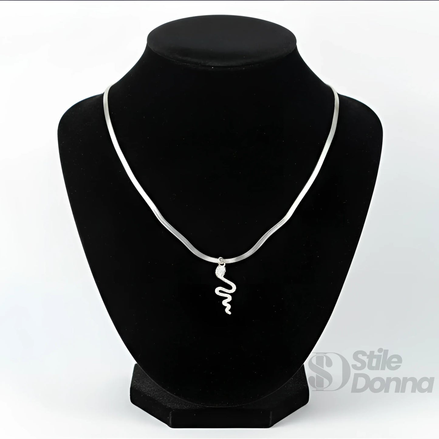 Collana Minimalista con Ciondolo Serpente in Cristallo Argento