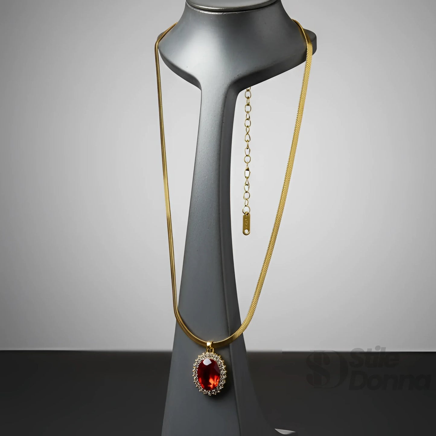 Collana con Ciondolo Ovale Rubino Regale in Oro