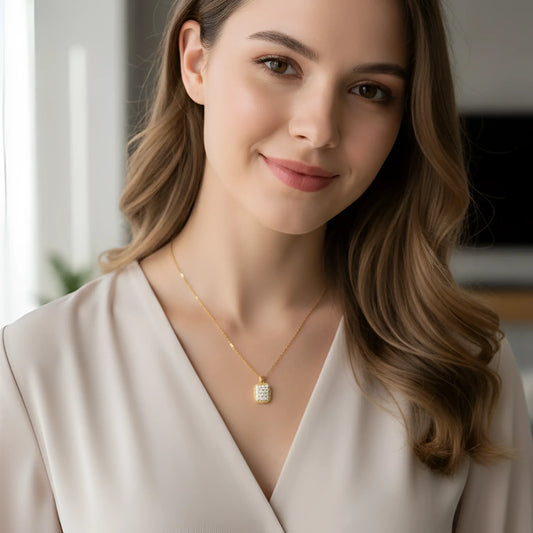 Collana con Pendente Rettangolare Pavé in Oro con Catena Regolabile