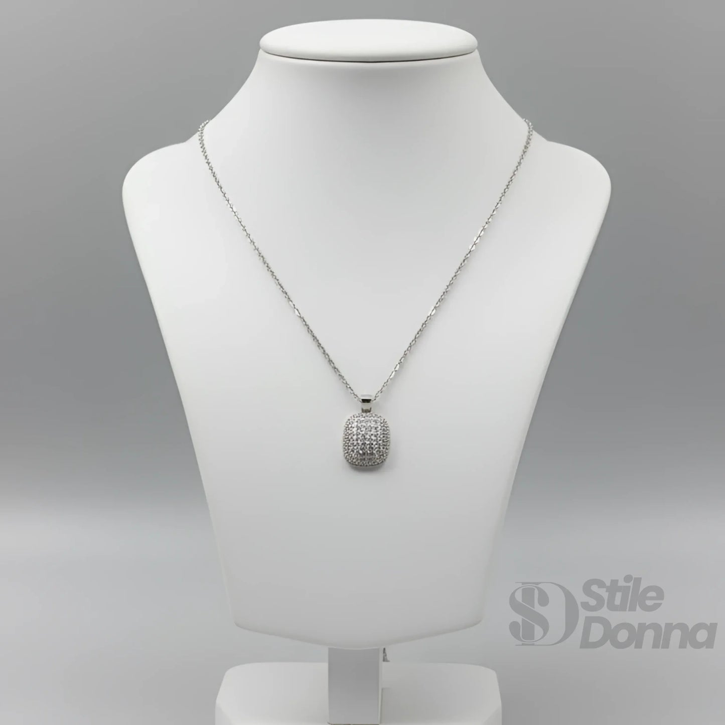 Collana con Pendente Rettangolare Pavé in Oro con Catena Regolabile