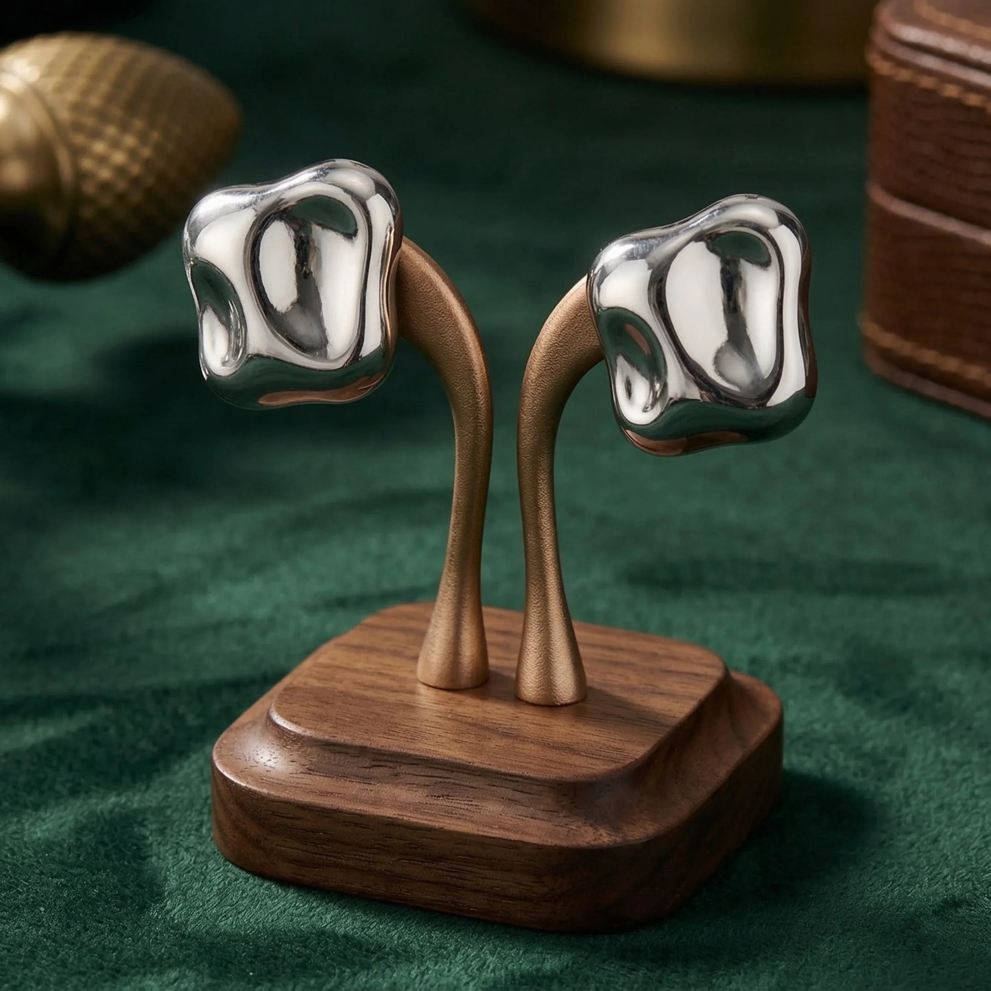 Fluid Wave Orecchini a Perno in Argento Lucido Design Contemporaneo