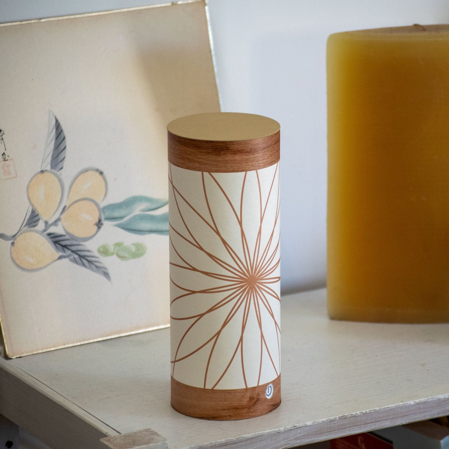 Kami, la lanterna ecologica d'ambiente fatta di carta by Rippotai decoro Fior di Loto