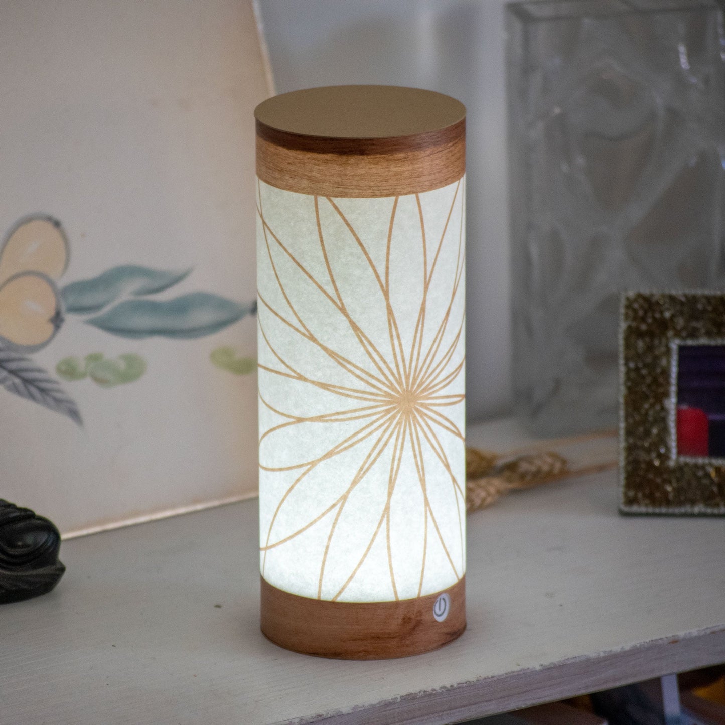 Kami, la lanterna ecologica d'ambiente fatta di carta by Rippotai decoro Fior di Loto