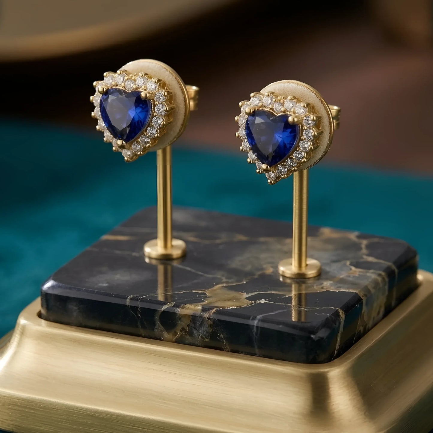 Orecchini Azure Heart Halo con Cuore Azzurro e Cristalli Trasparenti