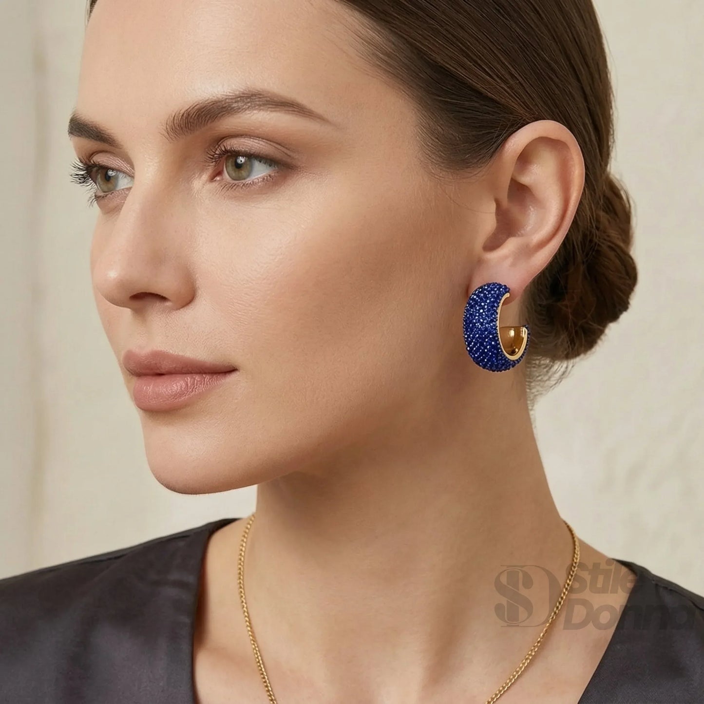 Orecchini a Cerchio Spesso con Pavé Blu e Finitura Dorata