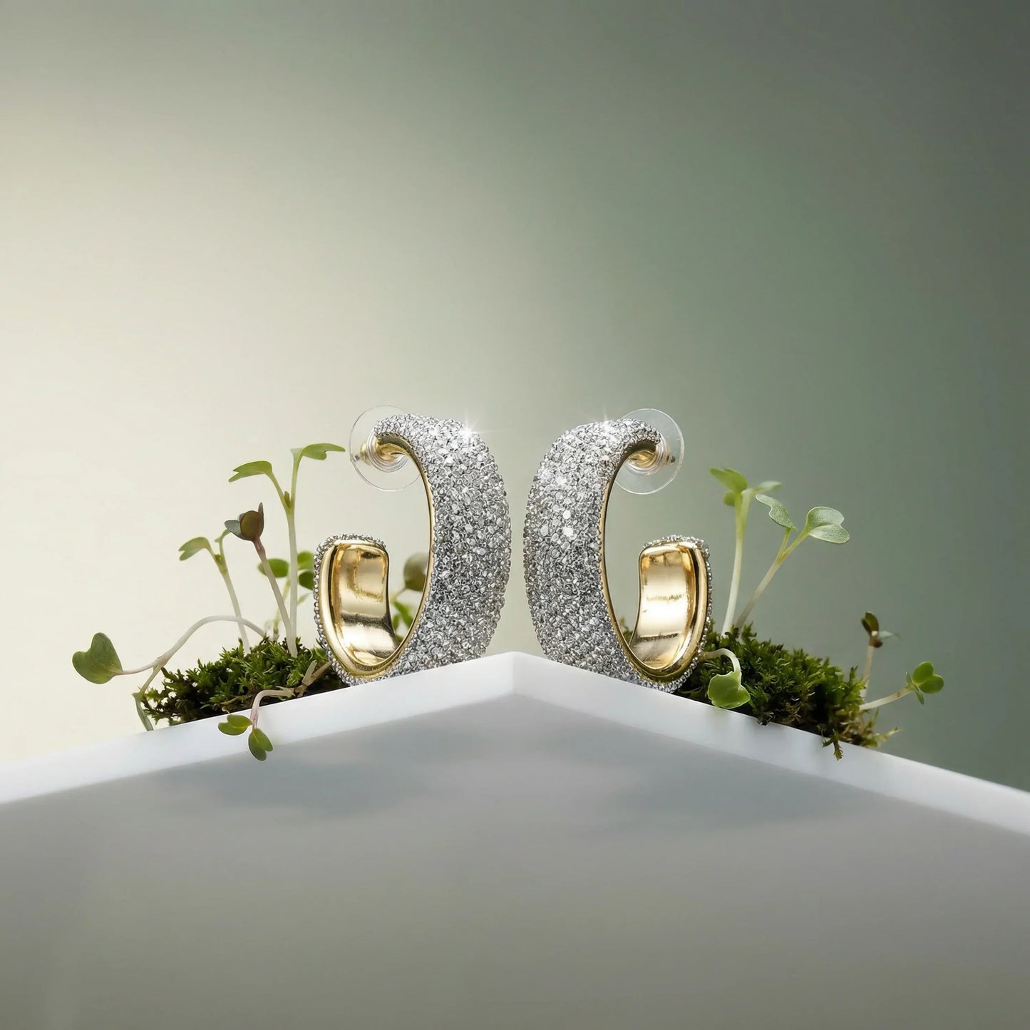 Orecchini a Cerchio con Strass Dorati Classici e Versatili