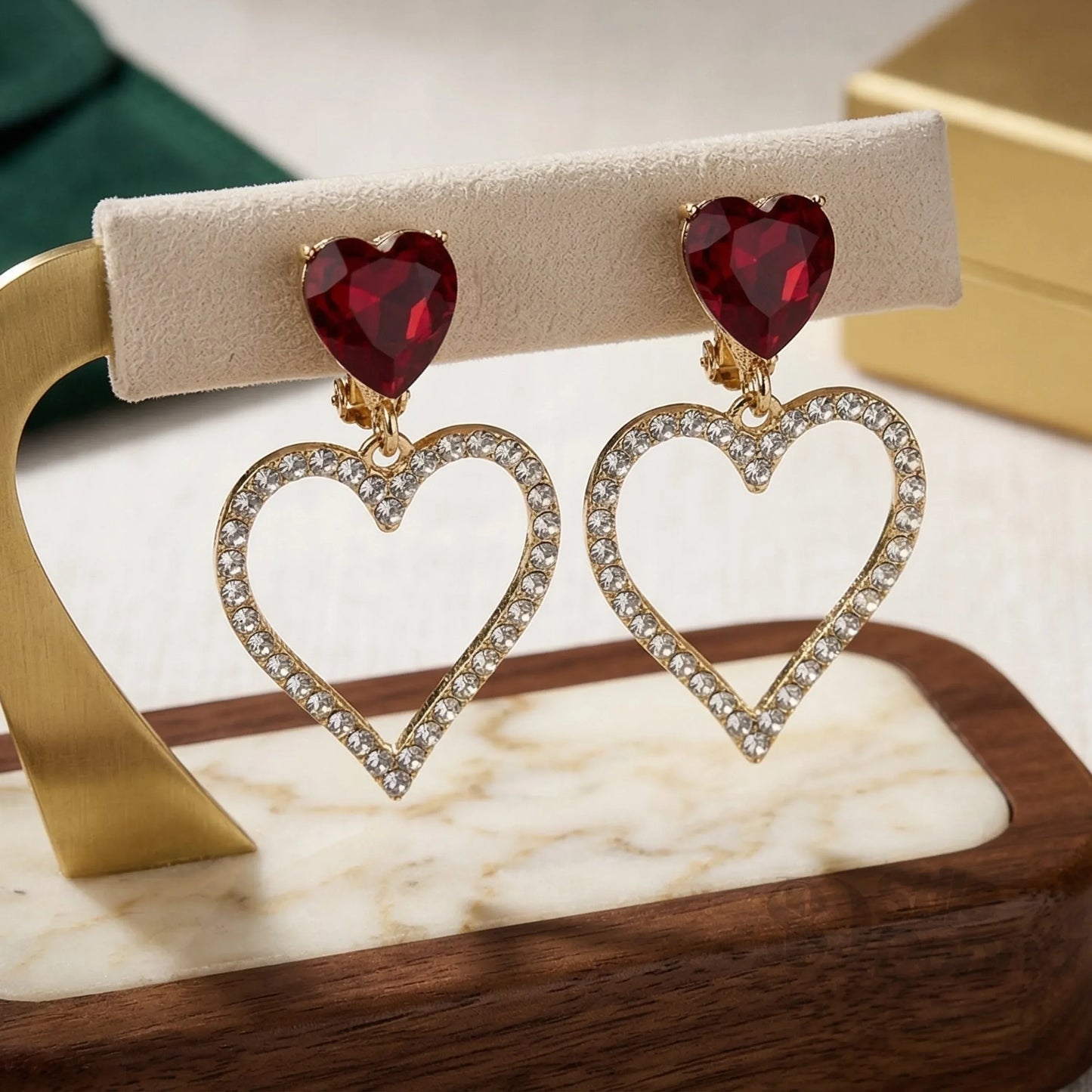 Orecchini a Cuore con Cristallo Rosso e Cornice Dorata