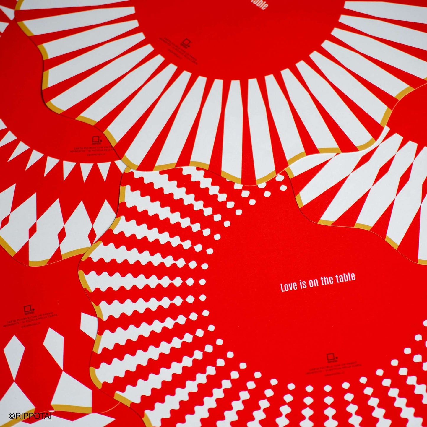 Sottopiatti Moderni e Sottobicchieri Coordinati 3pz – Collezione "Love is on the Table"