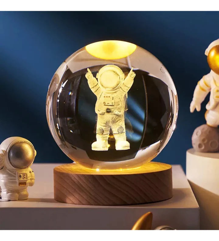 Lampada Notturna 3D a Forma di Sfera di Cristallo Astronauta con Base in Legno e LED