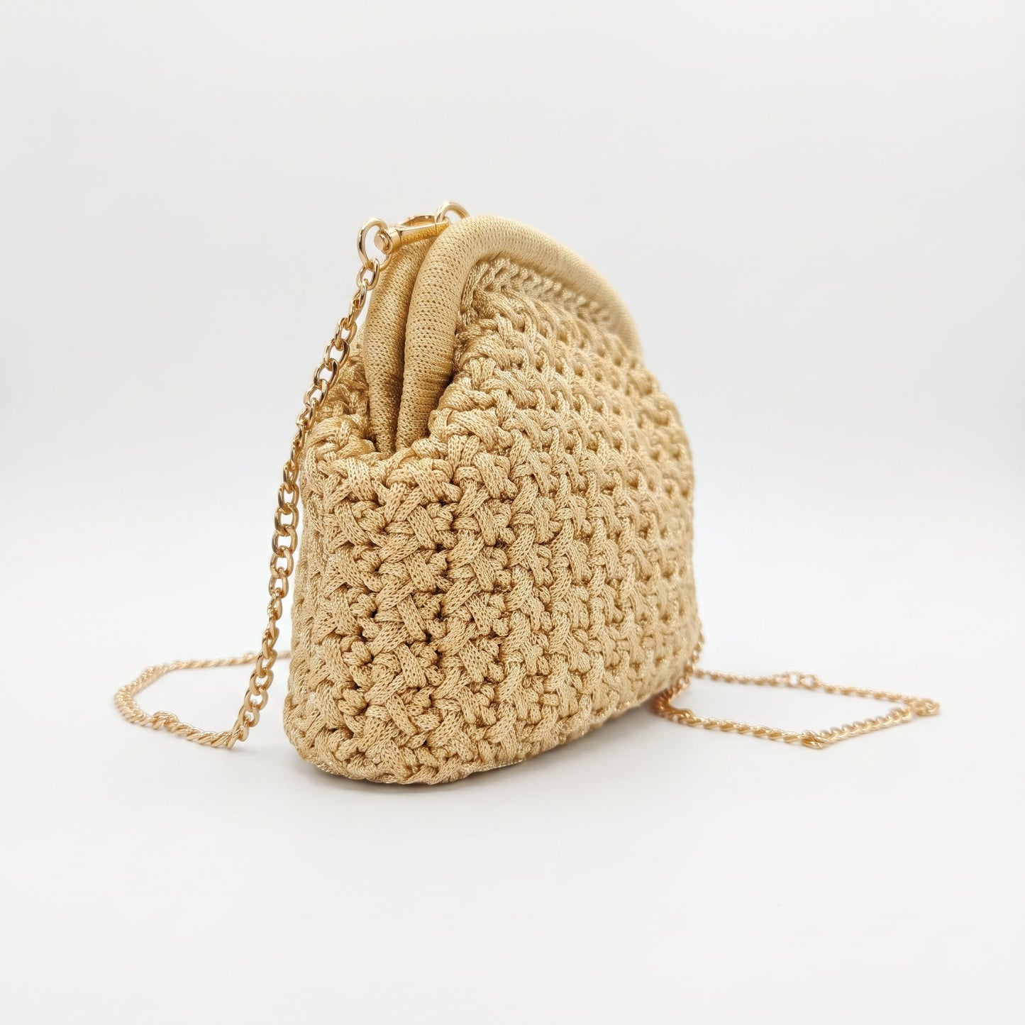 Borsa Fiorella in Crochet con Chiusura a Clip e Catena Dorata – Stile Donna