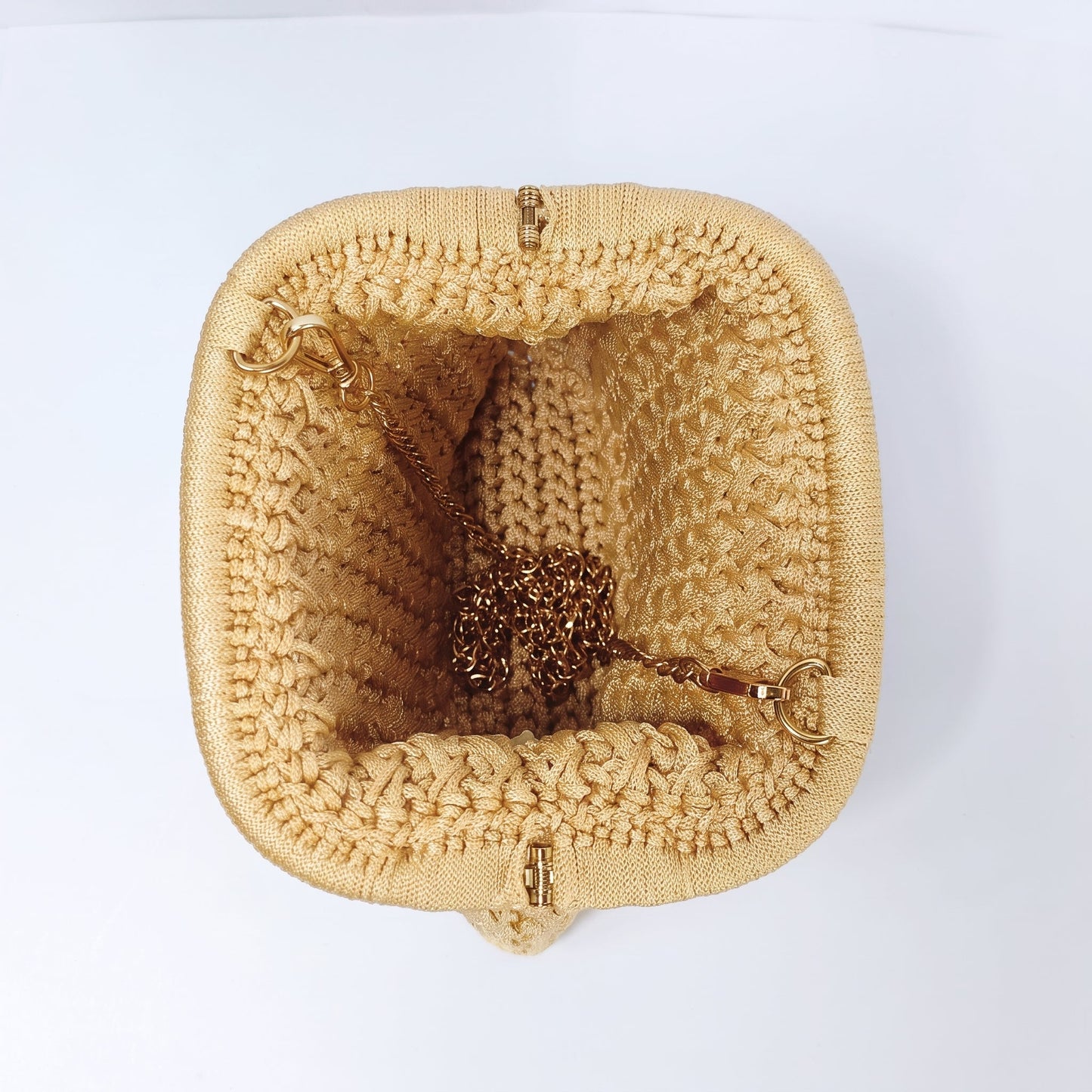 Borsa Fiorella in Crochet con Chiusura a Clip e Catena Dorata – Stile Donna