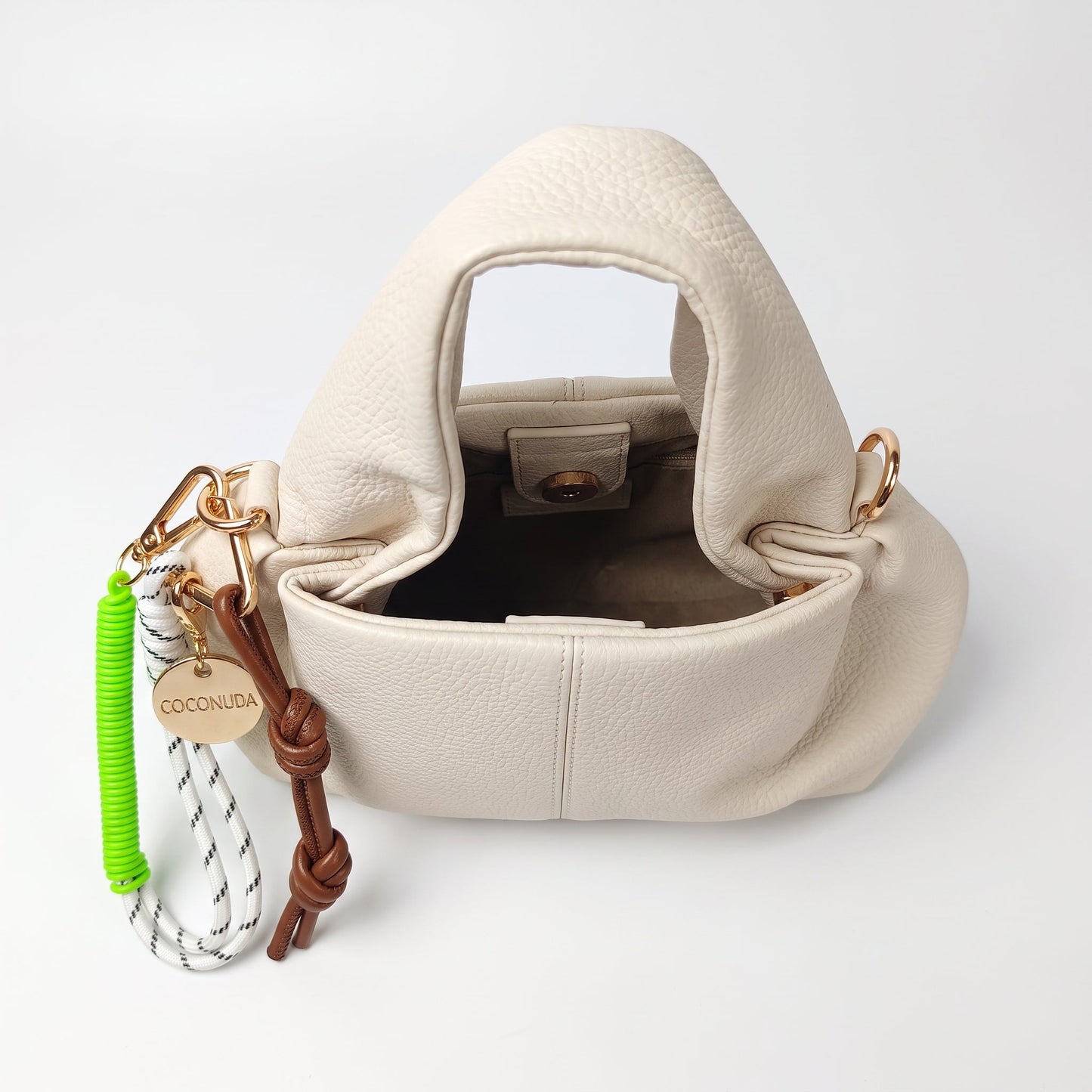 Borsa a Mano Coconuda in Ecopelle Goffrata con Charm Decorativo e Tracolla