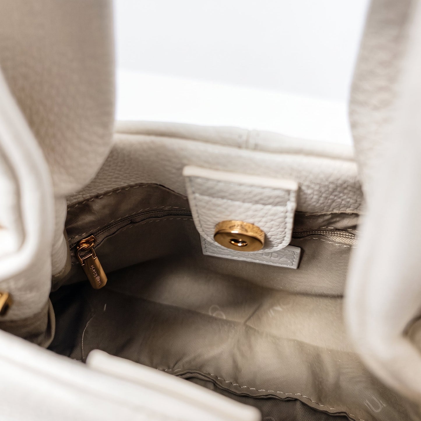Borsa a Mano Coconuda in Ecopelle Goffrata con Charm Decorativo e Tracolla