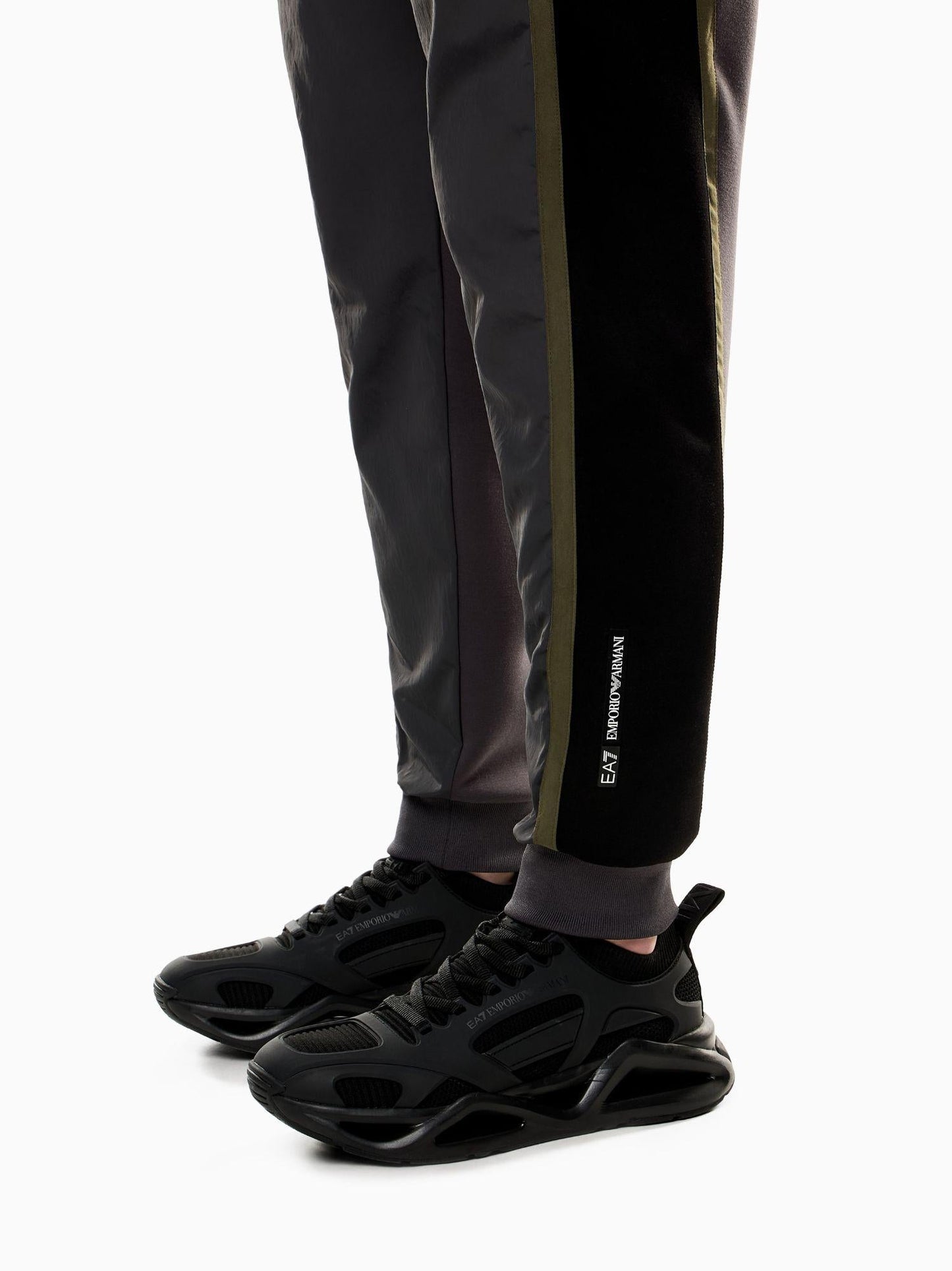 EA7 Emporio Armani Pantaloni Jogger Uomo Athletic Colour Block In Nylon E Misto Viscosa Asfalto