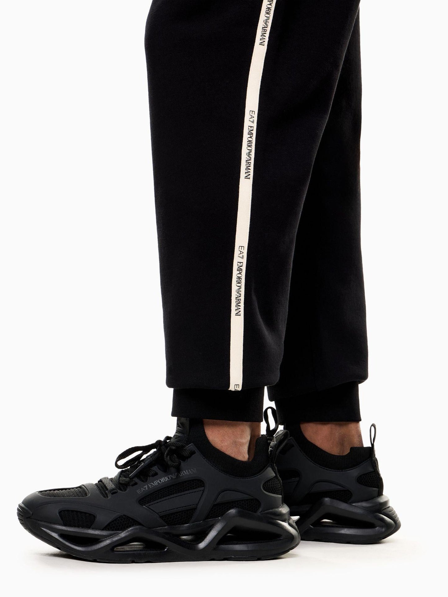 EA7 Emporio Armani Pantaloni Jogger Uomo Logo Series In Misto Cotone Nero