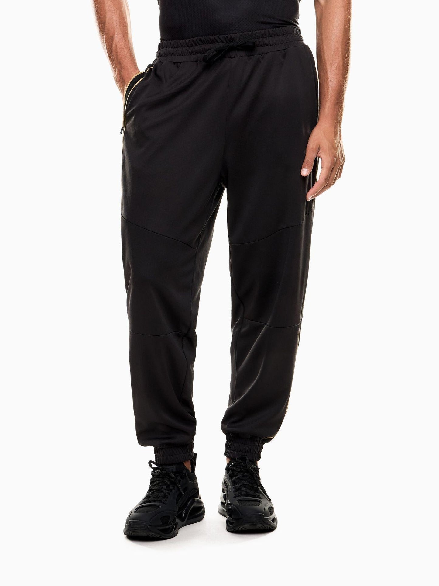 EA7 Emporio Armani Pantaloni Jogger Uomo Soccer In Tessuto Tecnico Nero