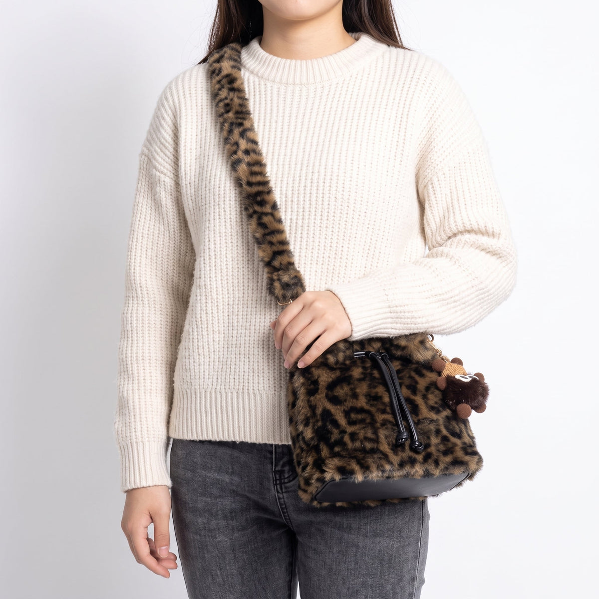Maura borsa pelosa maculata a secchiello con tracolla pelosa