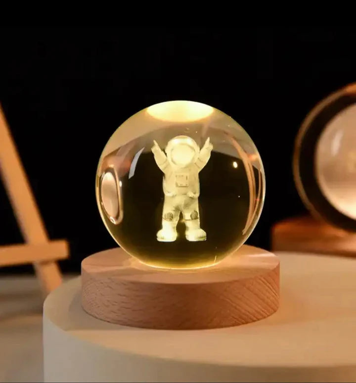 Lampada Notturna 3D a Forma di Sfera di Cristallo Astronauta con Base in Legno e LED